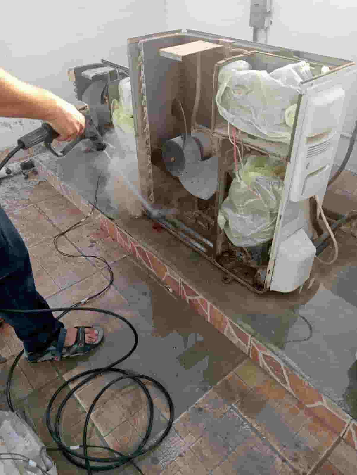 Maintenance of central air conditioners and air conditioning towers 