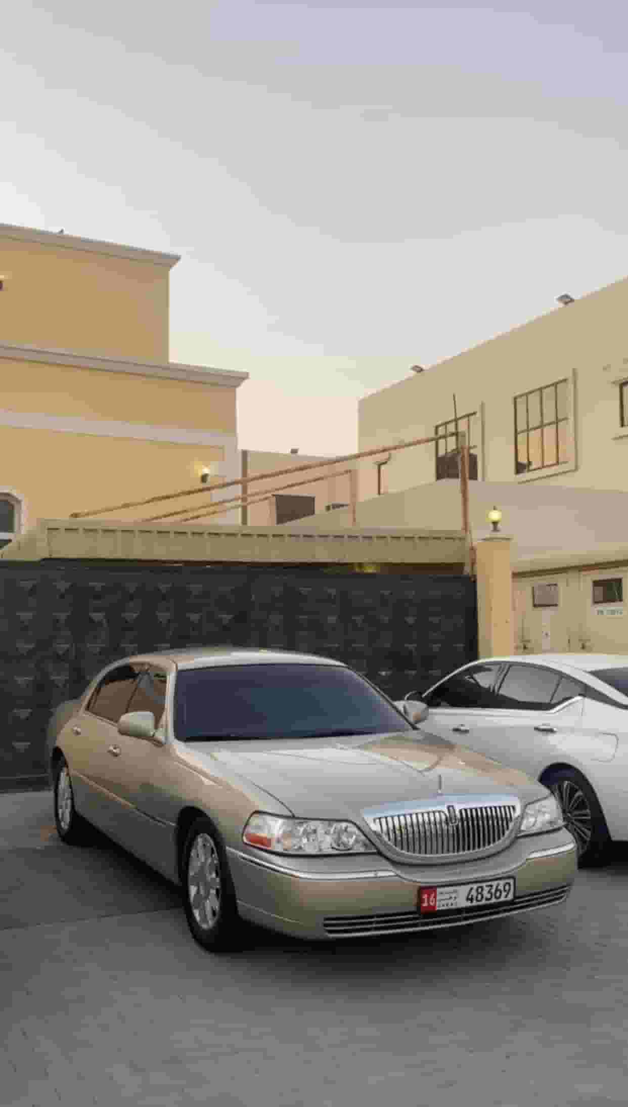 للبيع لينكولن تاون كار موديل 2010