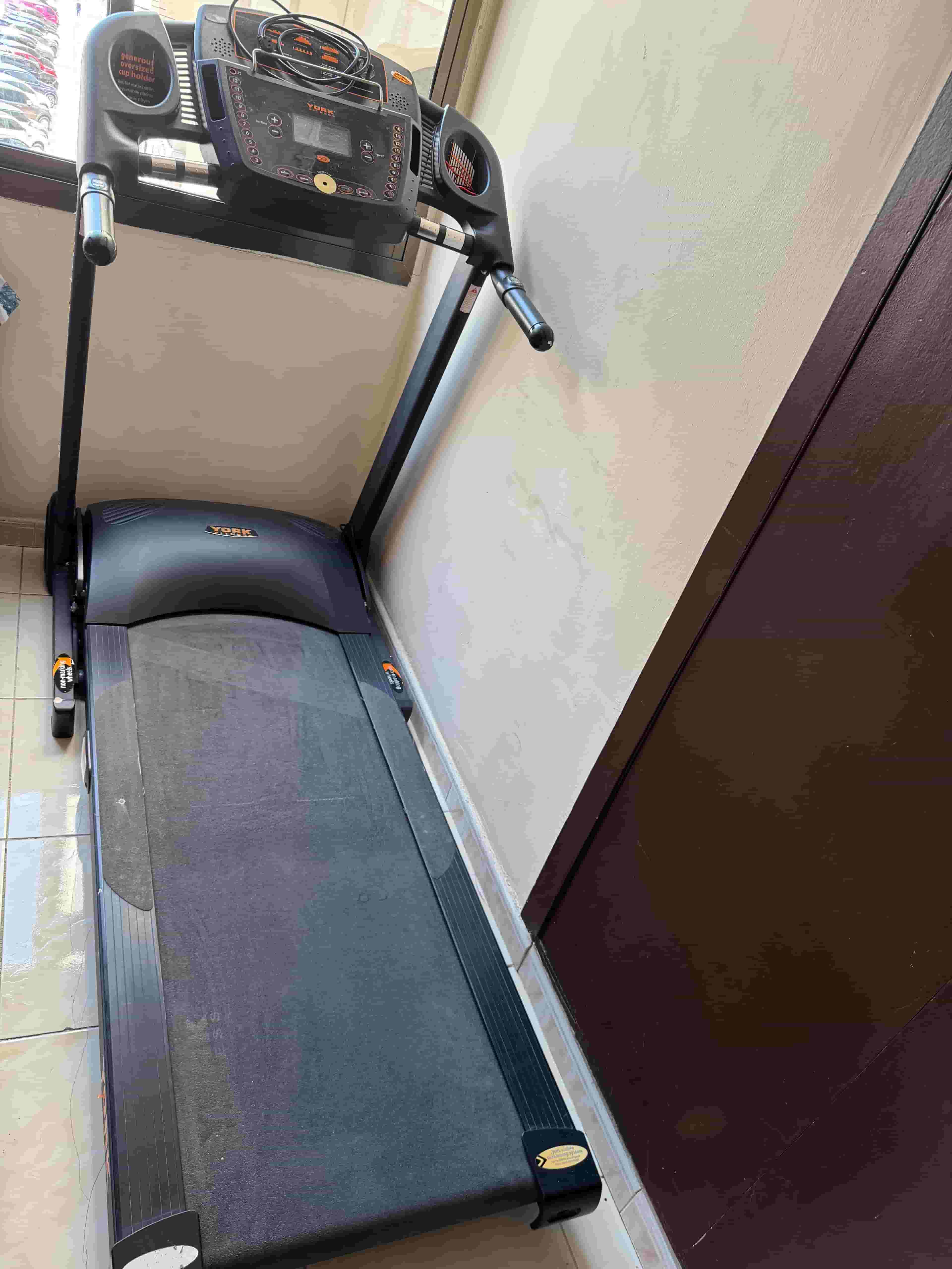Treadmill and heart measurement unit