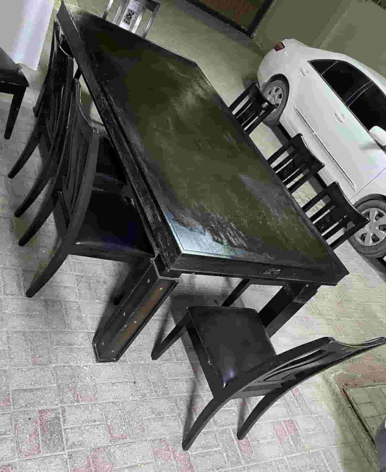 طاولة طعام متينة مع 8 كراسي للبيع