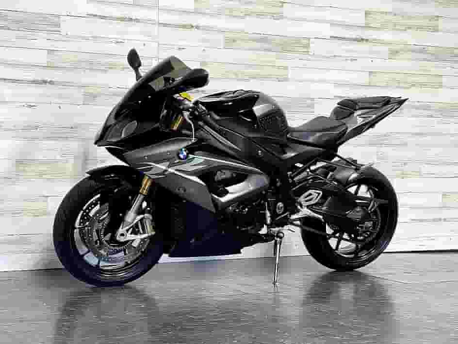 سيارة بي ام دبليو S1000RR 2017 متوفرة للبيع