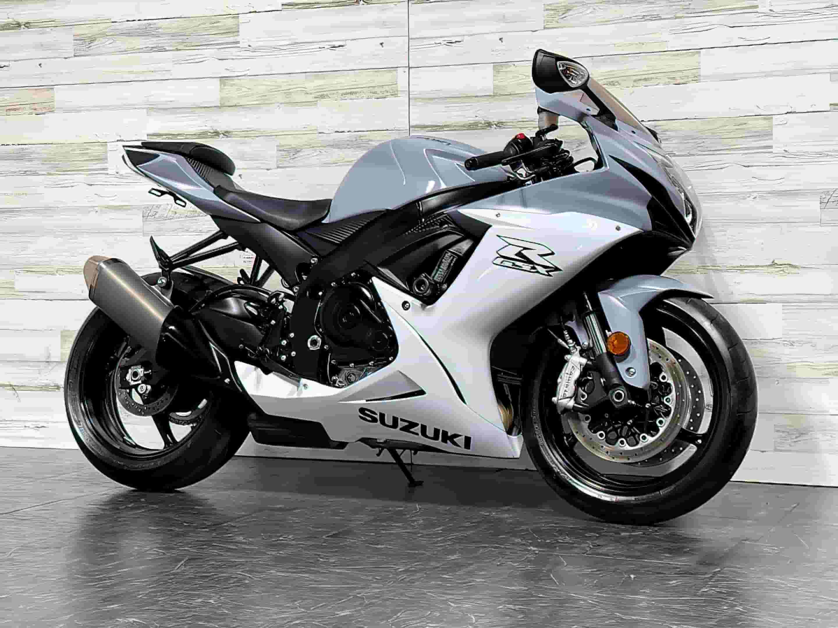 سوزوكي GSX R600 2022 متوفرة للبيع