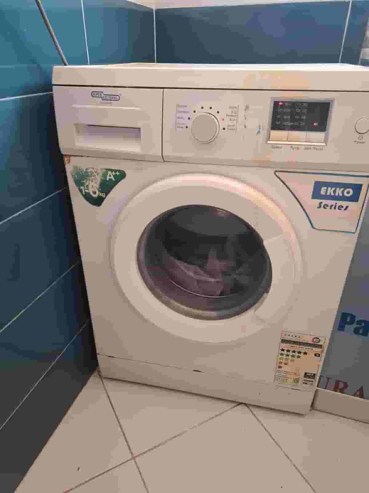 للبيع غسالة اوتوماتيك بحالة جيدة 