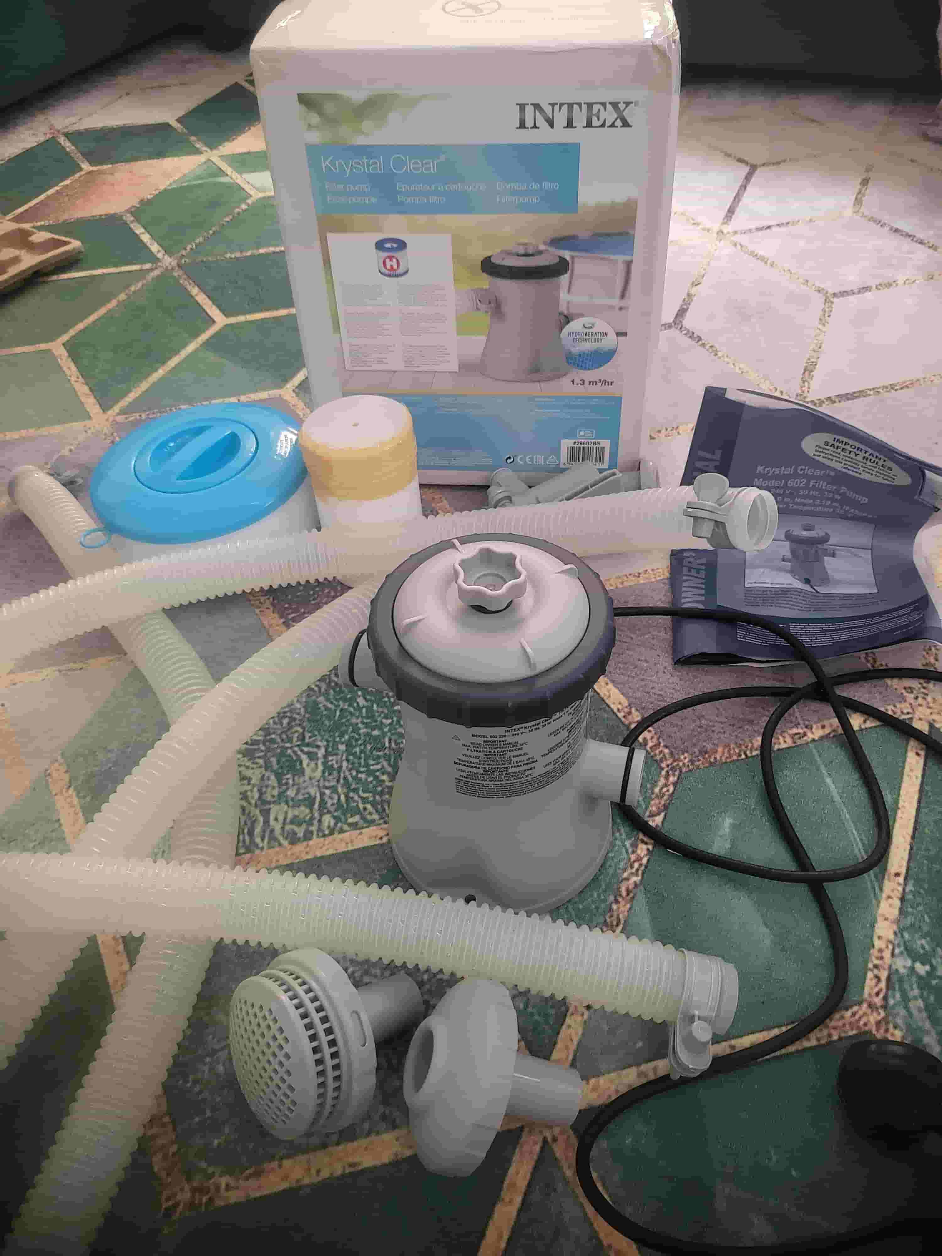 Swimming pool with cleaning kit 