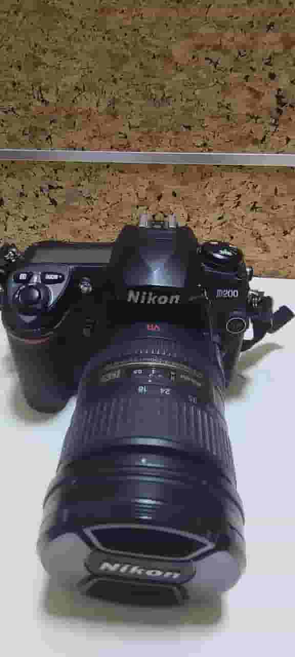 كاميرا نيكون d200 مع عدسة وفلاش