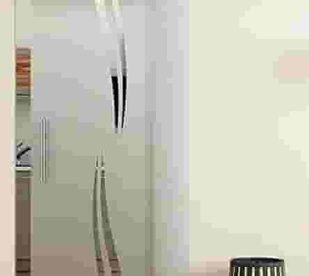 فني أعمال الزجاج والالمونيوم