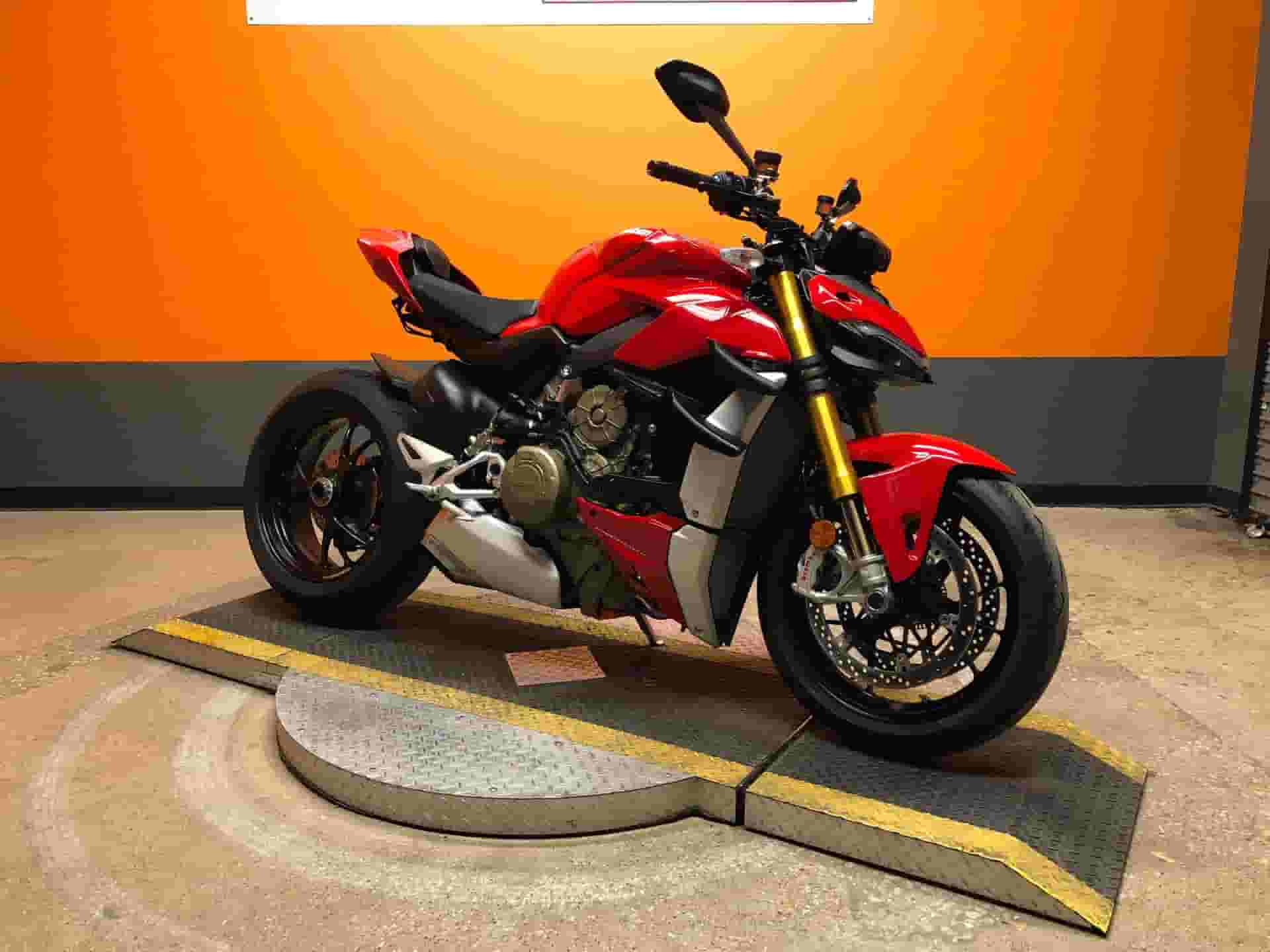 2021 دوكاتي ستريت فايتر V4 S