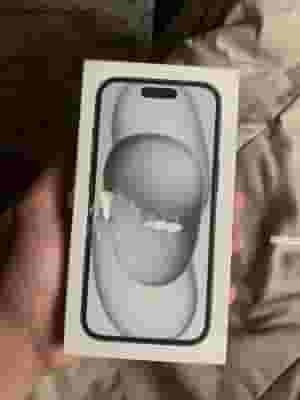 أنا أبيع جهاز iPhone 15 جديدًا
