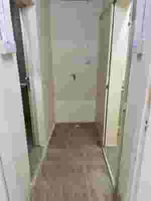 للإيجار شقه مكونه من غرفه وموزع للمطبخ 