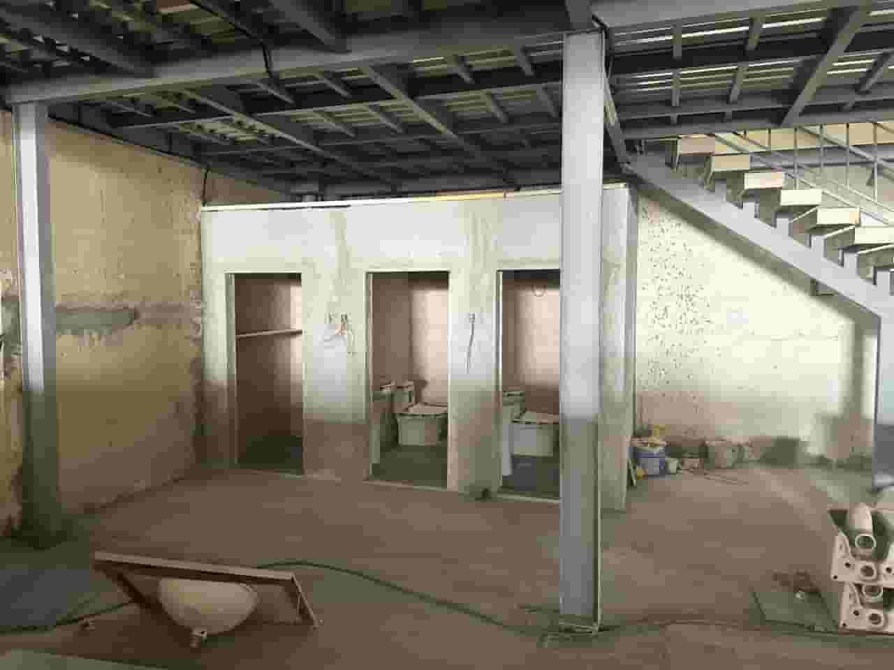 للايجار مستودع حوالي 8400 قدم