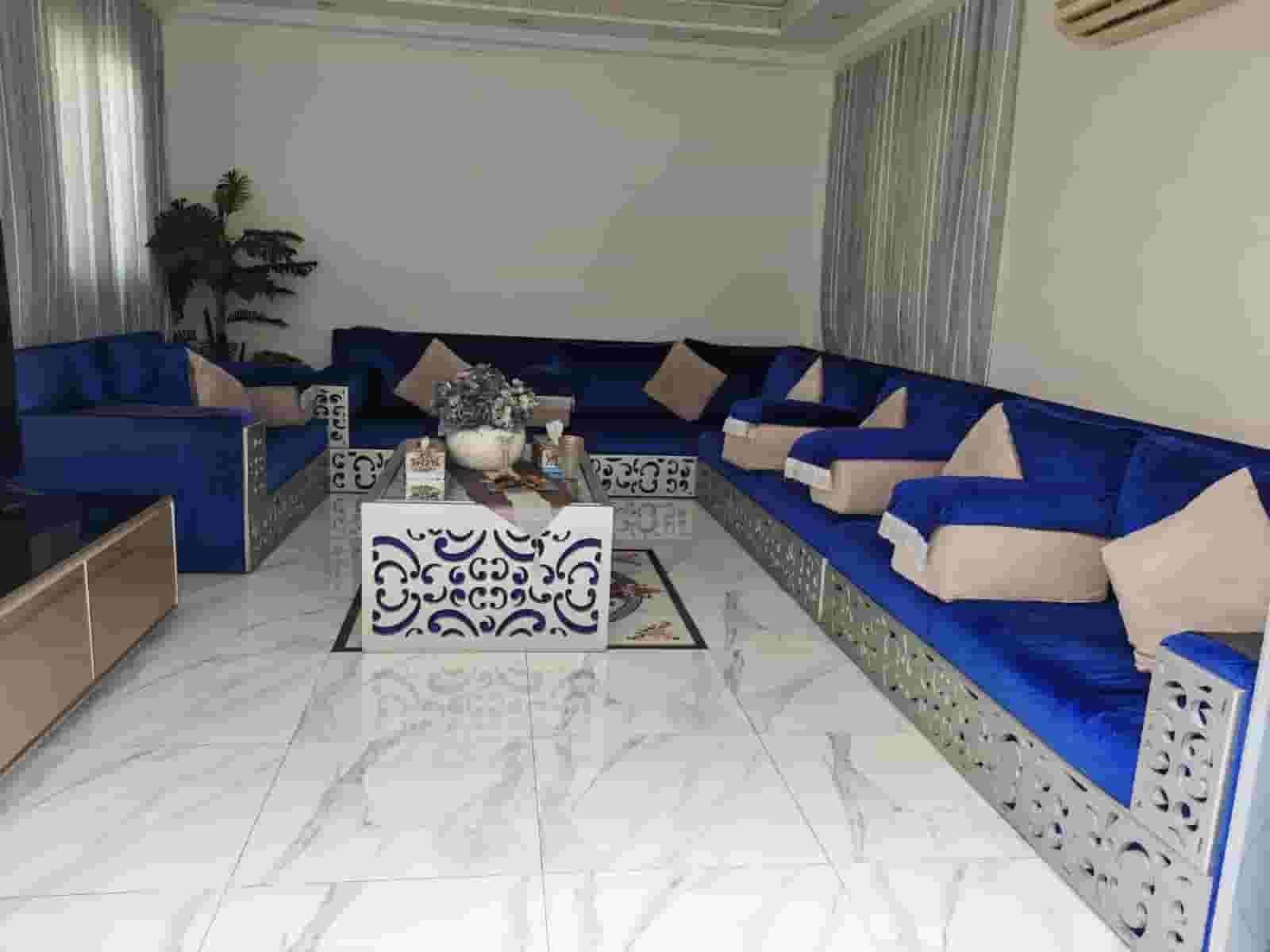 جلسة عربية للبيع استعمال خفيف جدا