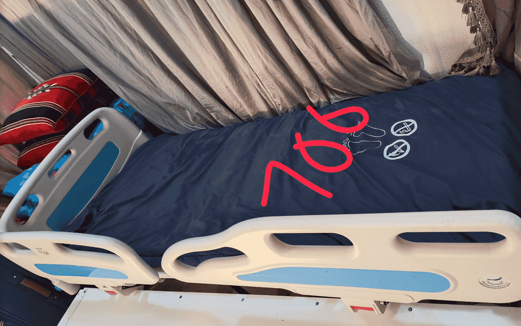 سرير طبي وسرير عادي