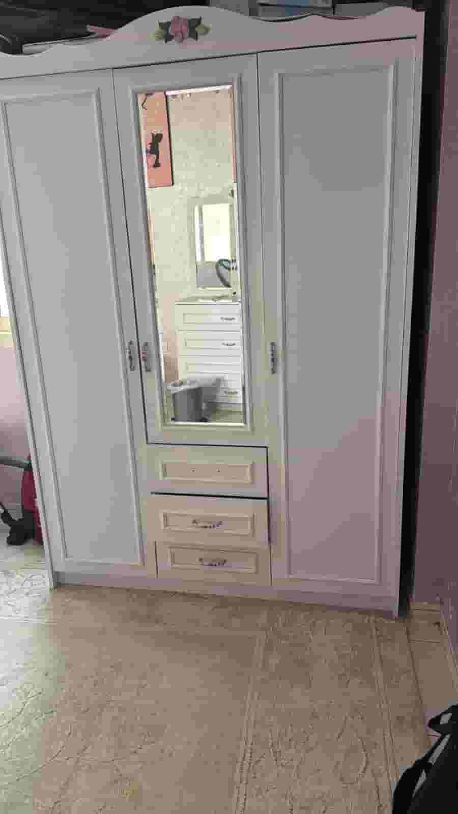 شراء الأثاث المستعمل وتصويره