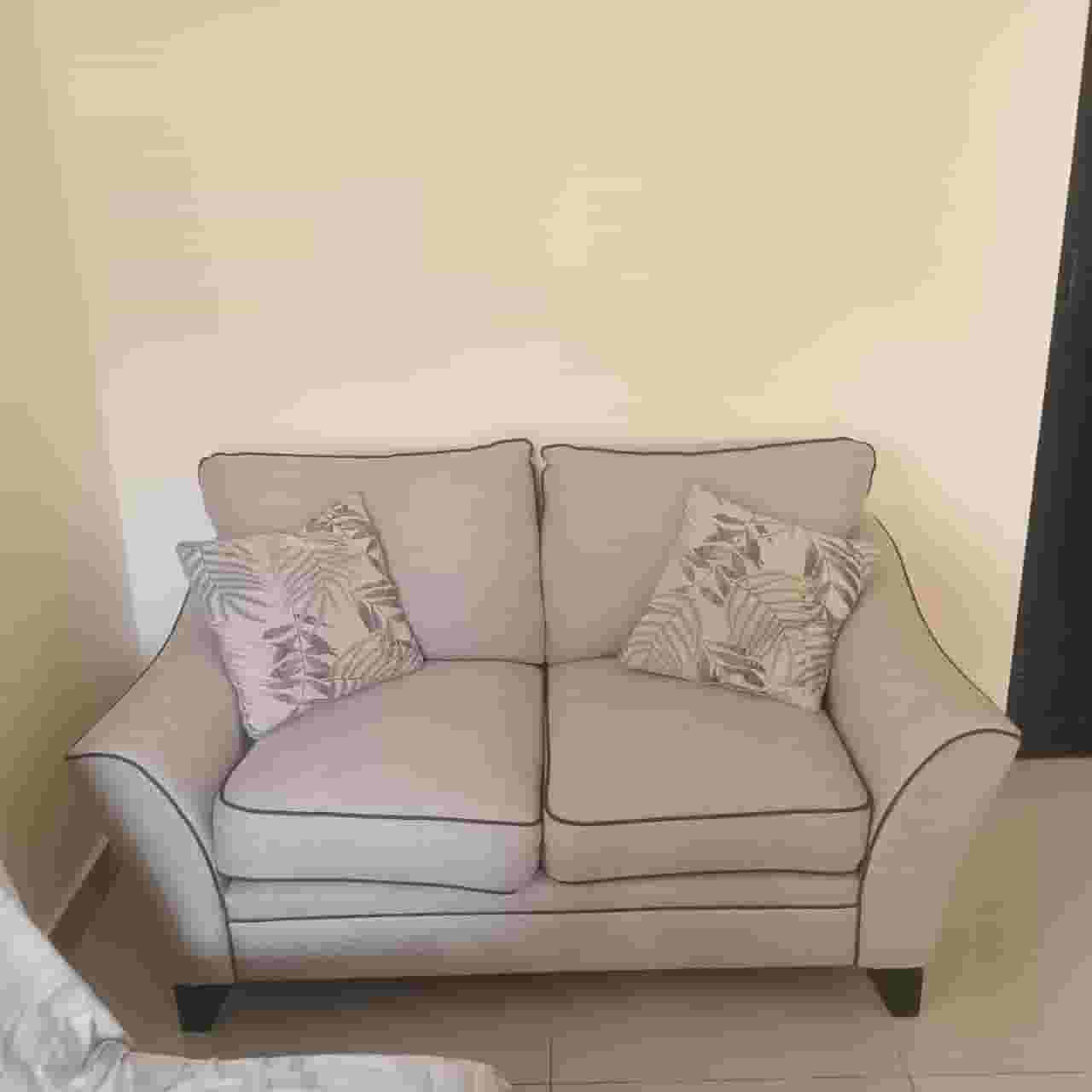 شراء الأثاث المستعمل وتصويره