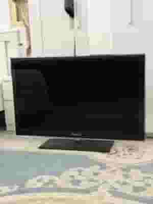 Samsung TV for sale is clean and working