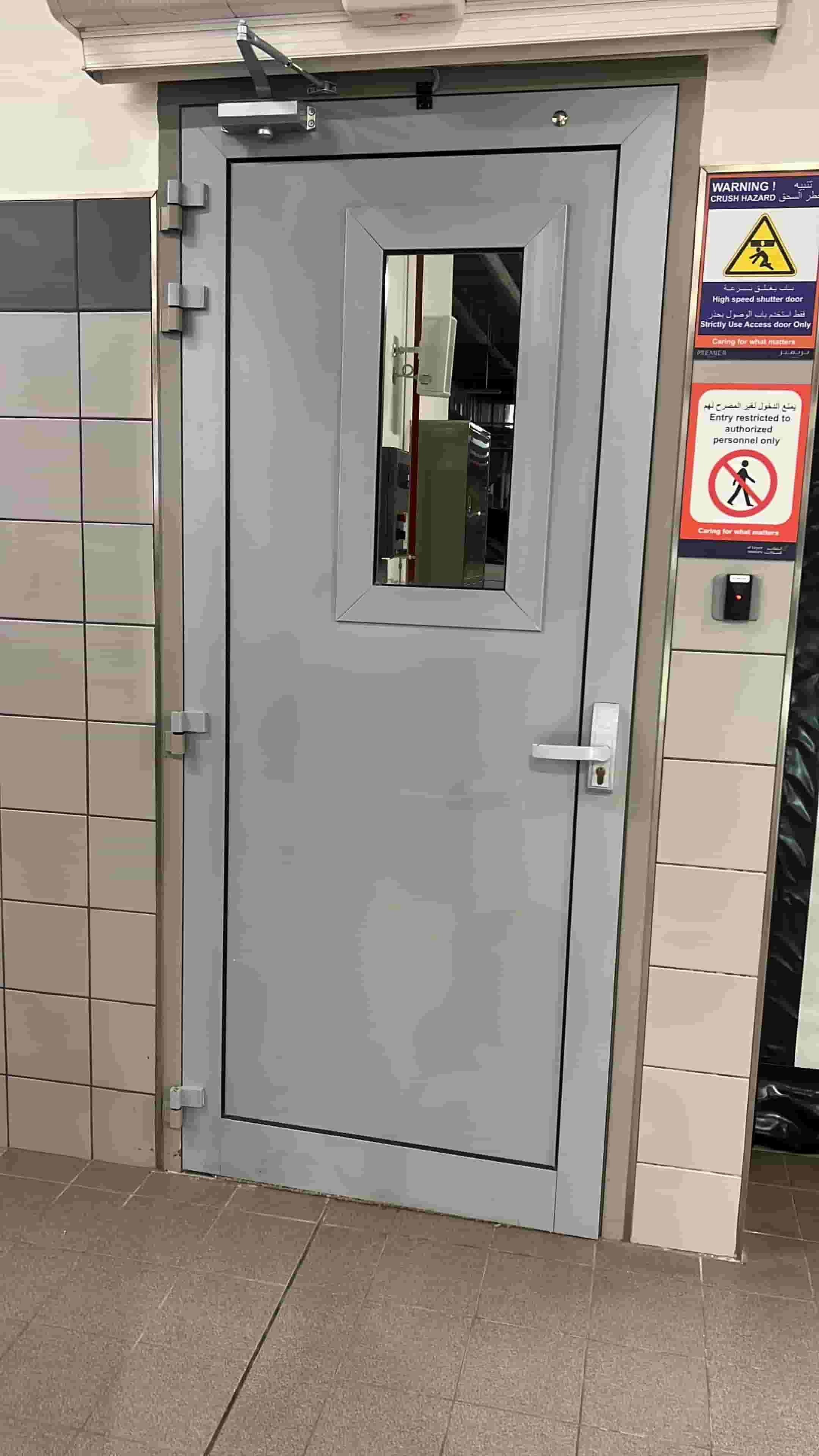 نجار باب ونافذة