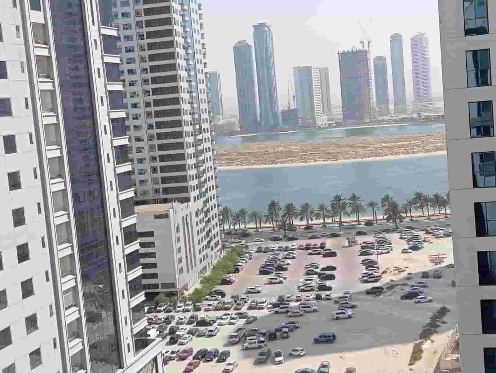 شقه غرفه وصاله للايجار فى الشارقه ( شارع الخان )