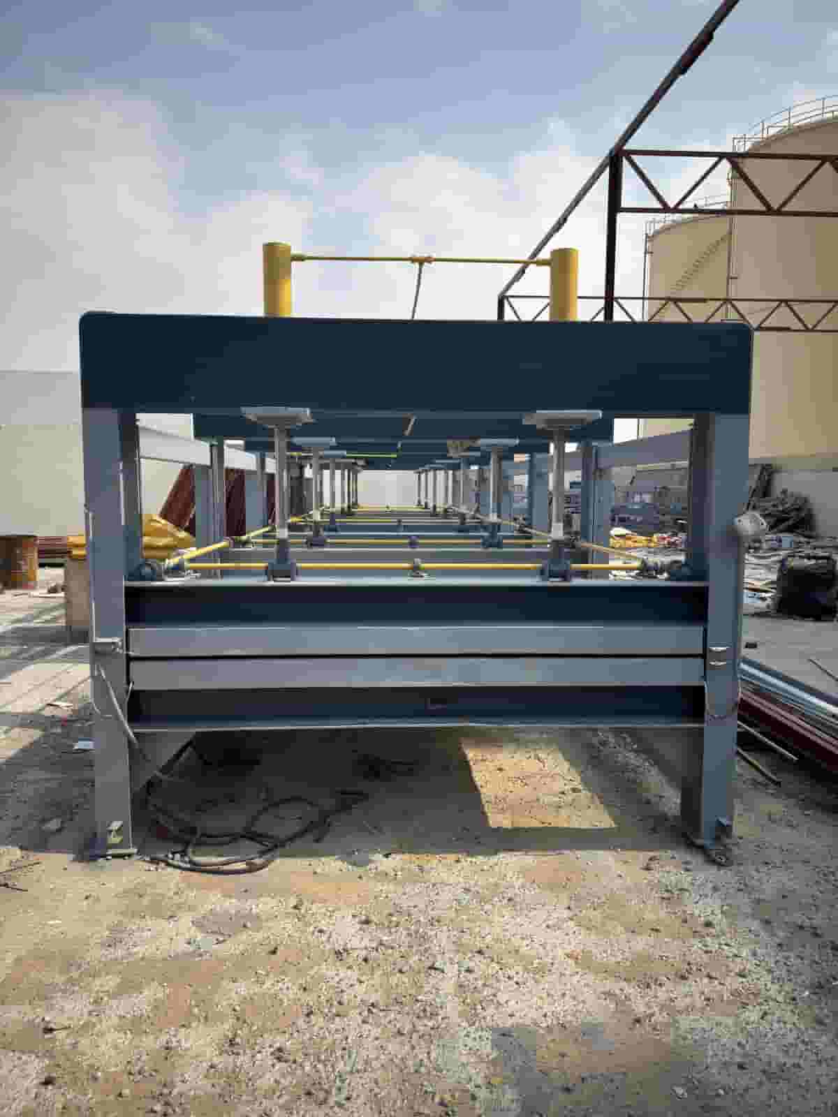 مكبس ساندويش بانل هيدروليكي