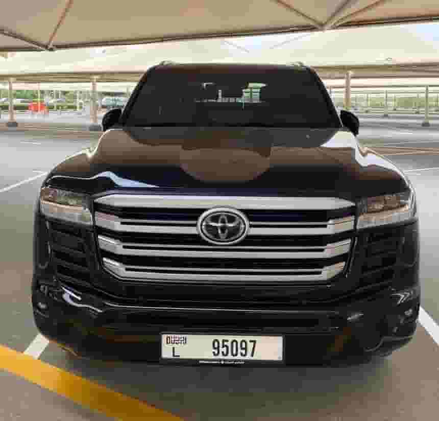 للبيع مستعجل تويوتا لاندكروزر جي اكس ار 6سلندر 3.5لتر توين تيربو فل اوبشن موديل 2024 بمواصفات خليجيه بحالة الوكالة مع ضمان الوكاله استخدام شخصي