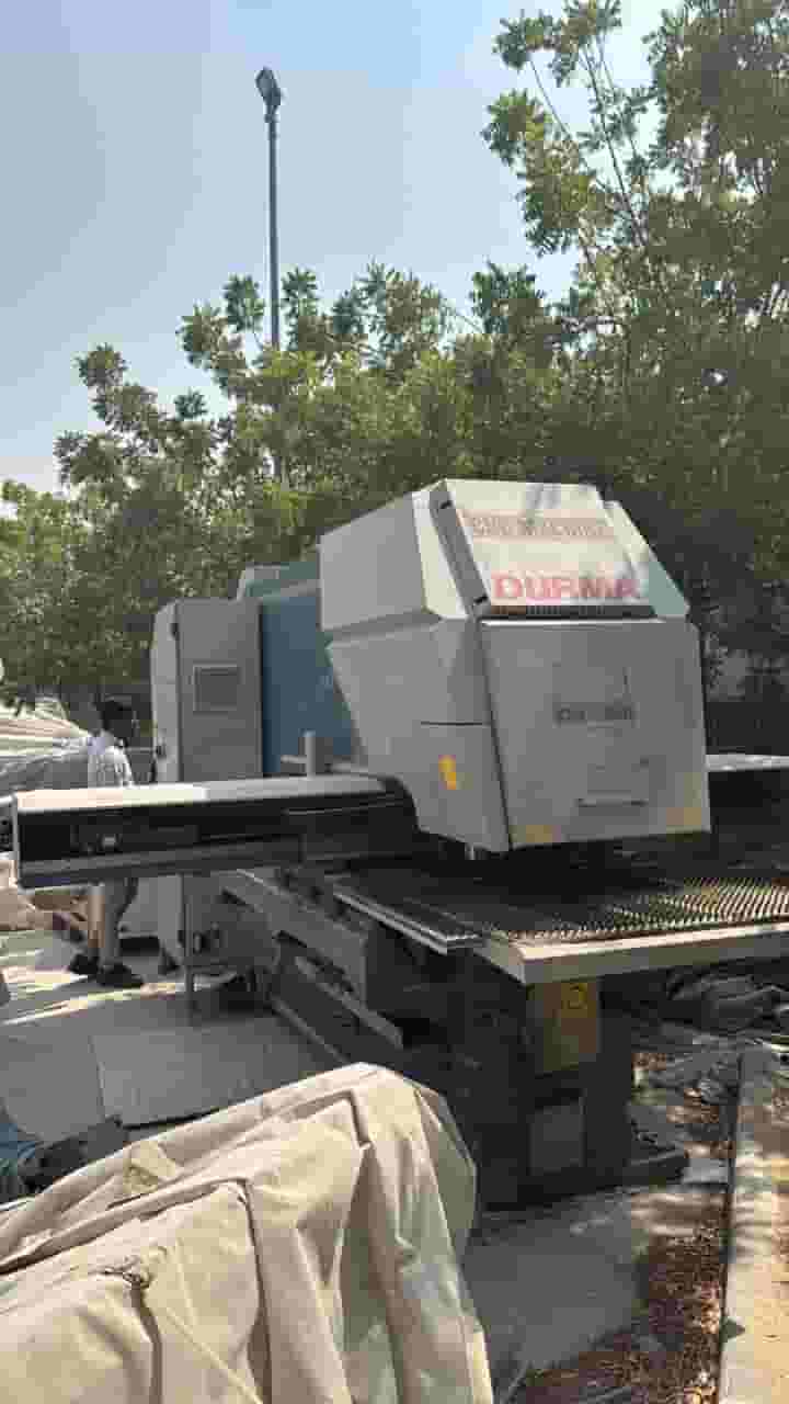 ماكينة CNC للقطع والتثقيب