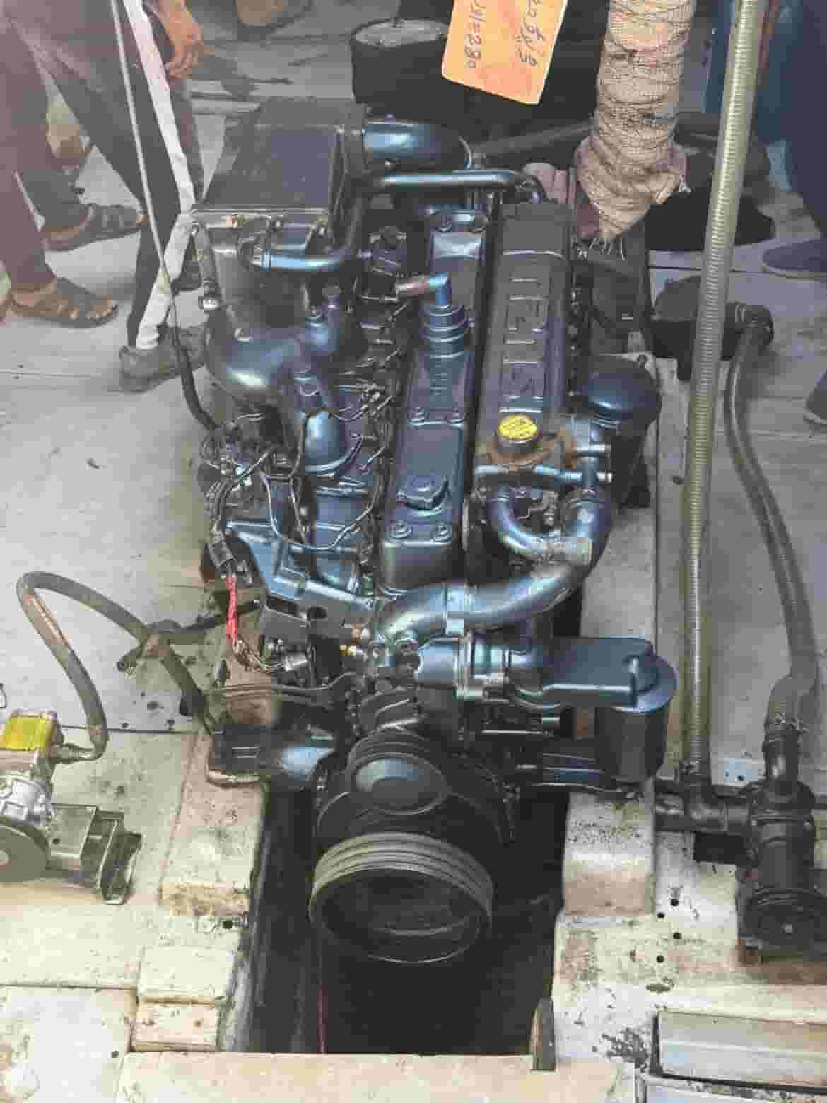 للبيع محرك قارب صيد لنج اسيوزو 330 حصان