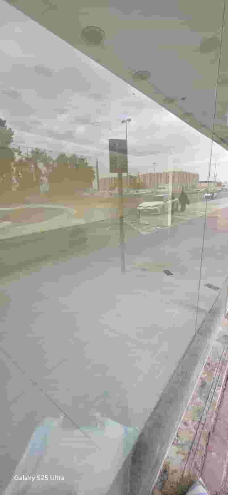 محل تجاري ضخم على شارع حيوي بين الشارقة وعجمان 