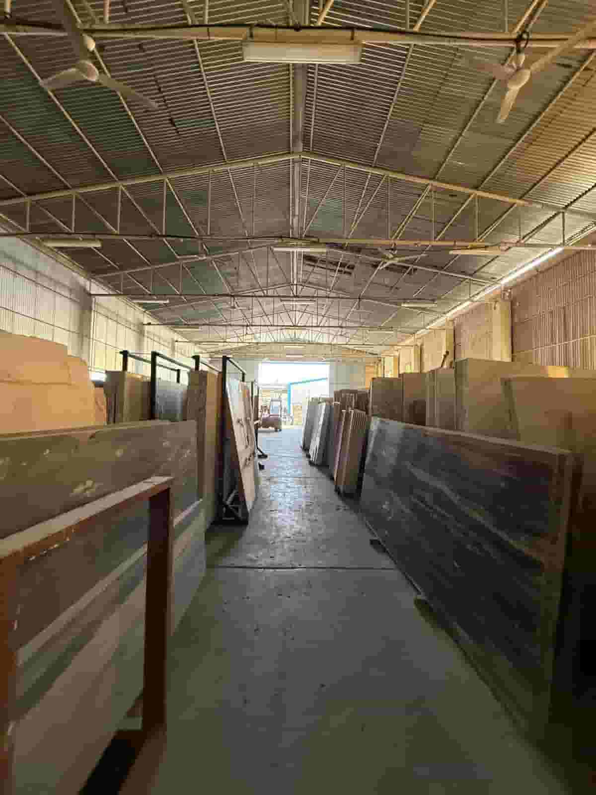 للايجار مستودع حوالي 8300 قدم