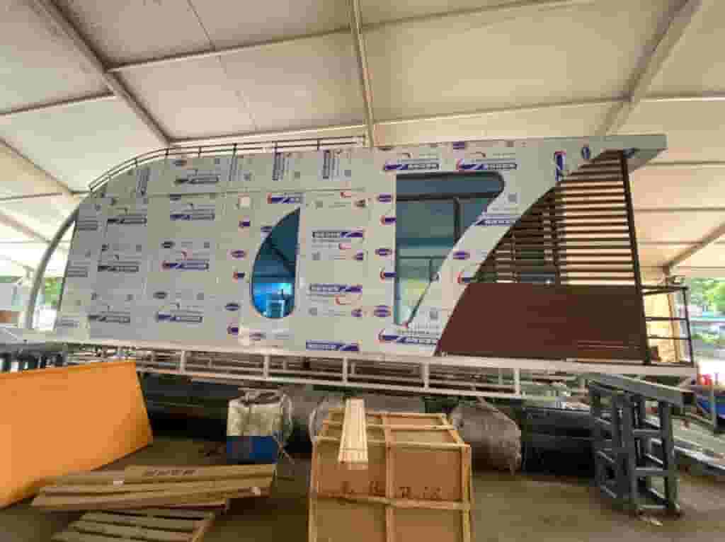 HOUSE BOAT
