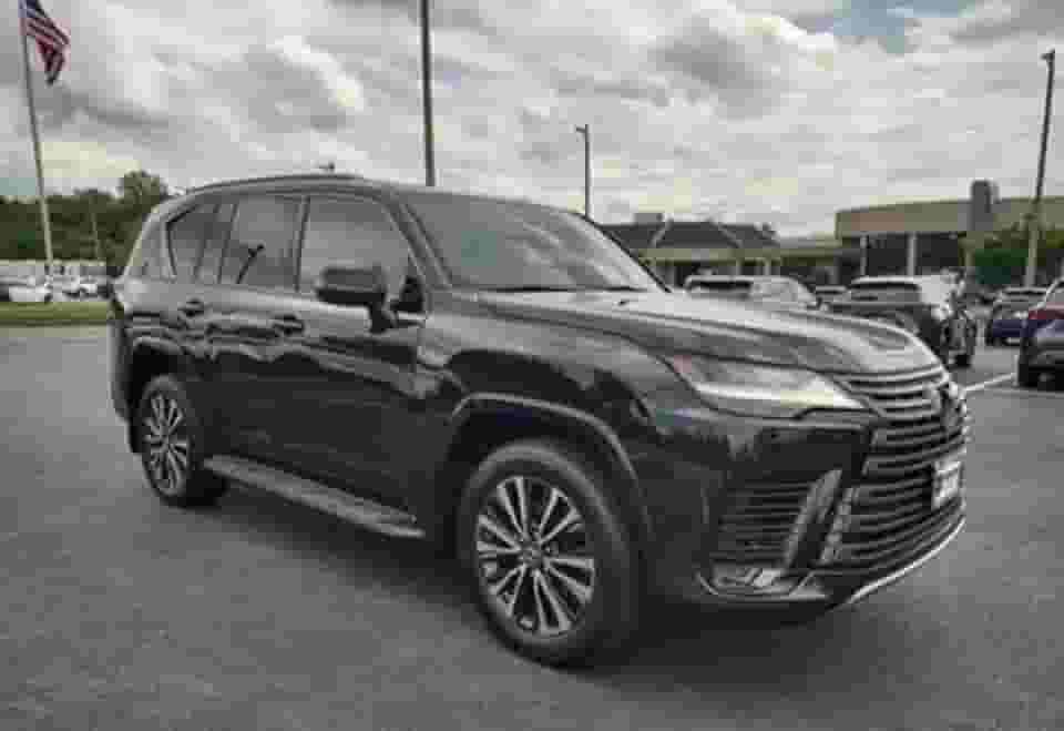 لكزس LX 600 سيارة دفع رباعي فاخرة 2023