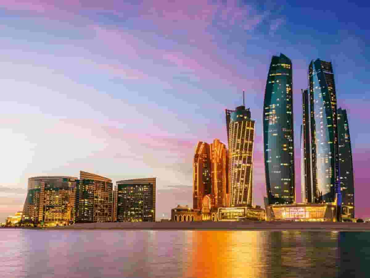 مسوؤل لتأجير العقارات وعلاقات العملاء
