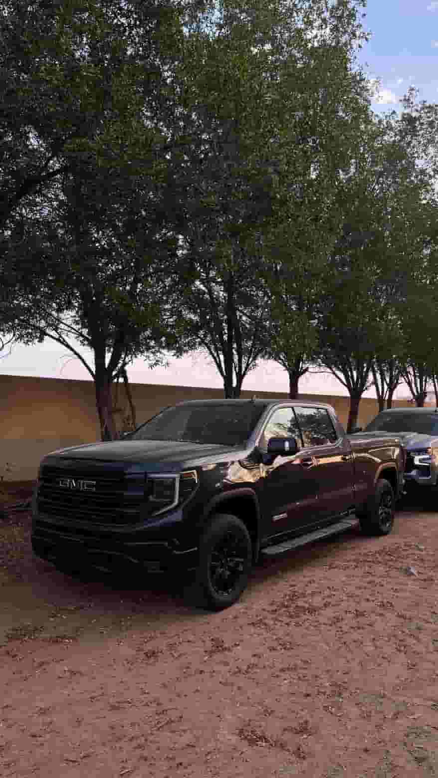 For sale, GMC Sierra has four doors, full option. There is no complaint about anything. Canada has imported customs papers after that, it is not used or registered in a country
