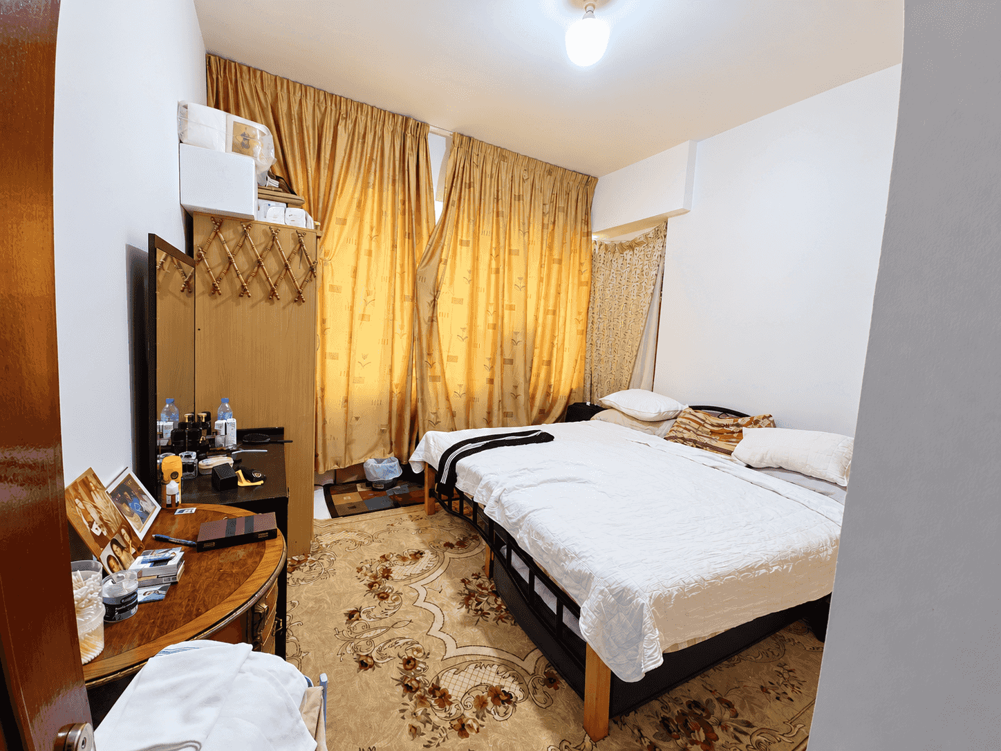 A room for rent in Hamdan Street opposite Liwa Center. Only one resident!!