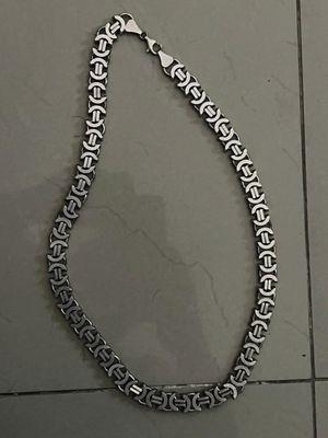 A silver chain weighing 167 grams 