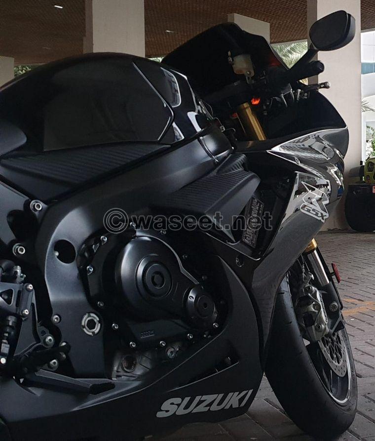 GSXR 750 نظيف للغاية، المالك الأول، عدد الأميال المنخفض  2