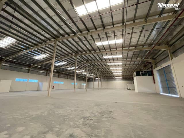 مستودع أرضي 33000 قدم مربع