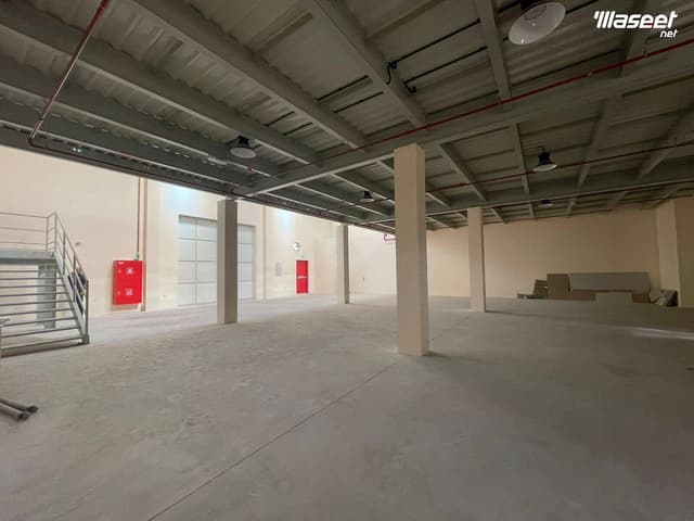 مستودع   5000 قدم مربع للإيجار