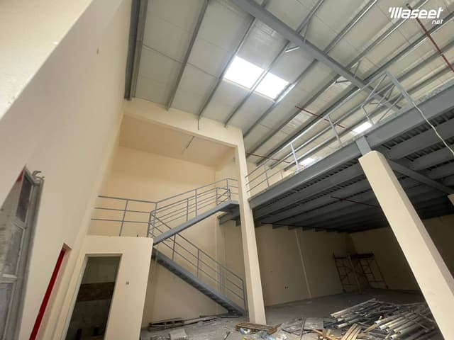 مستودع   5000 قدم مربع للإيجار