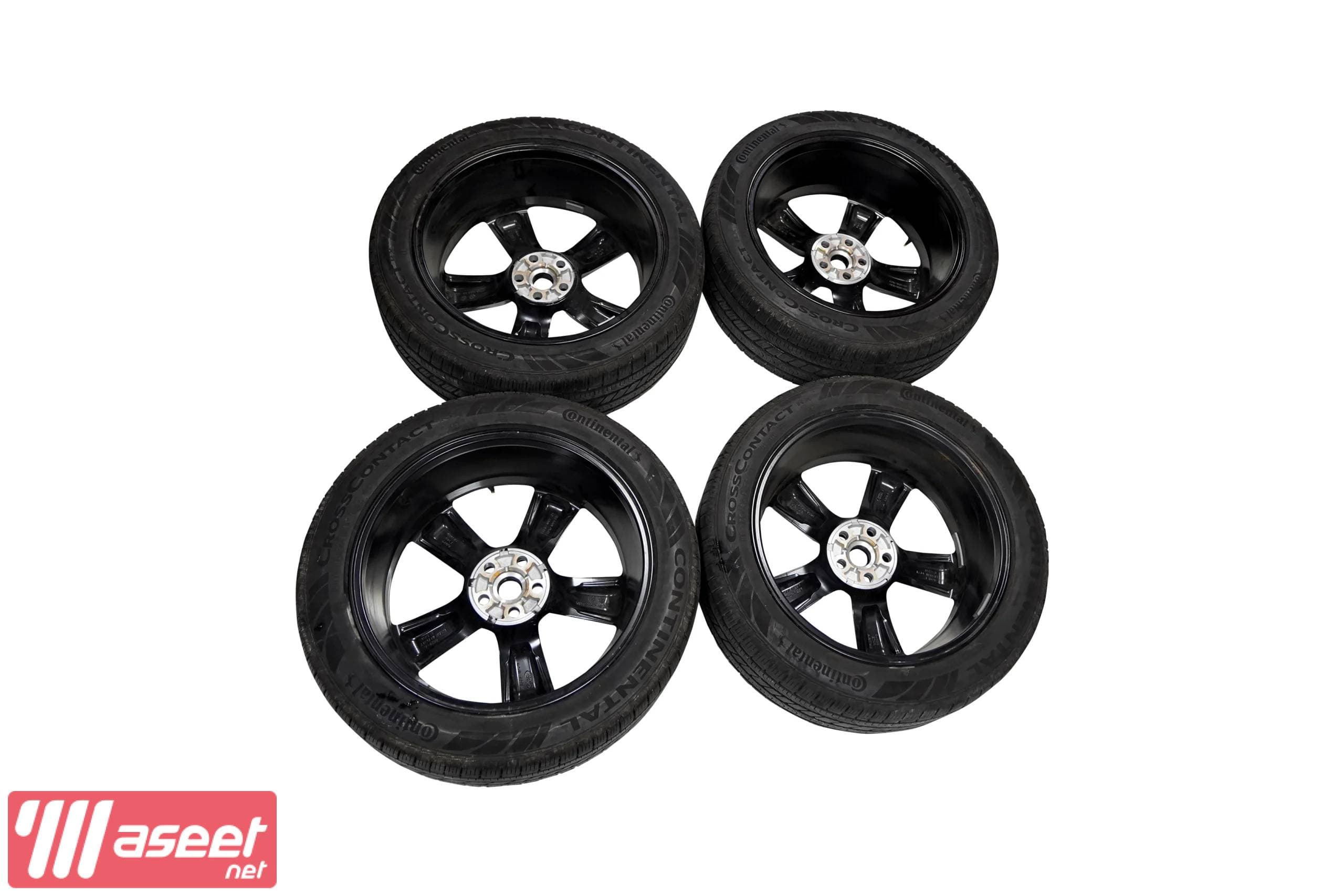 Land Rover Defender 22 inch black tires   1