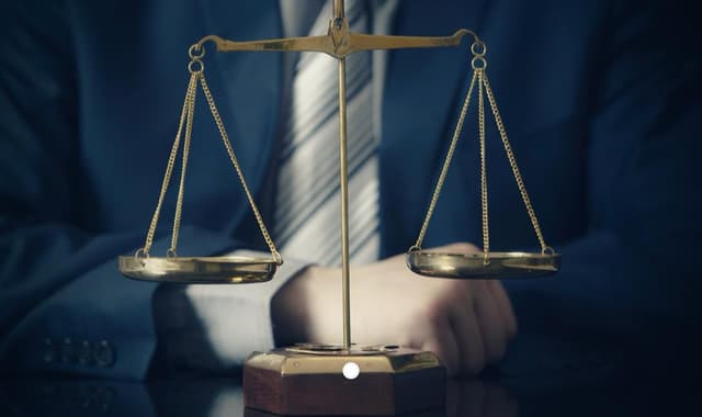 مستشار قانوني يبحث عن عمل