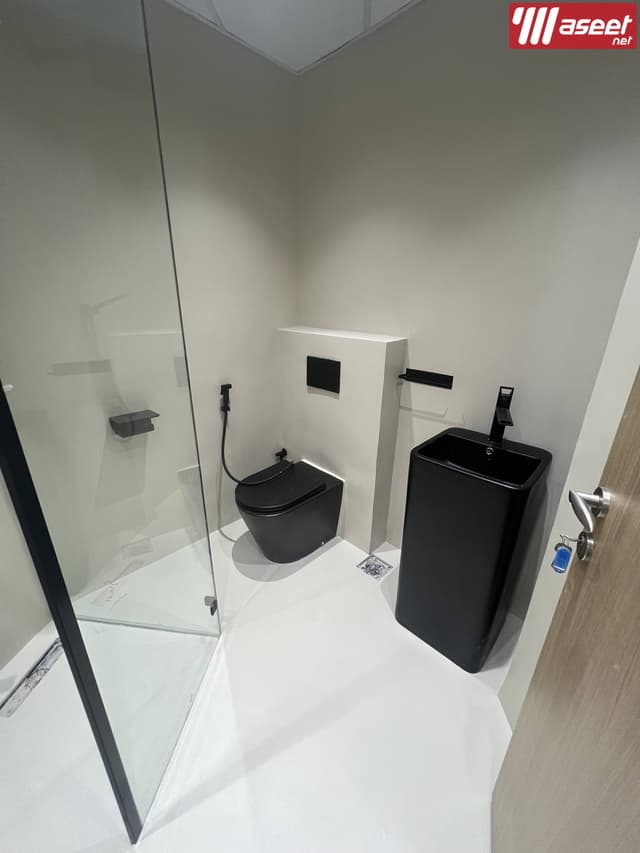 Microcement, epoxy and broken marble floors