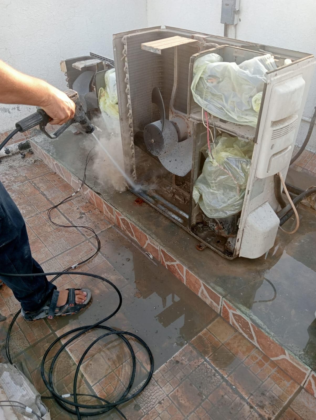 Maintenance of central air conditioners and air conditioning towers  0