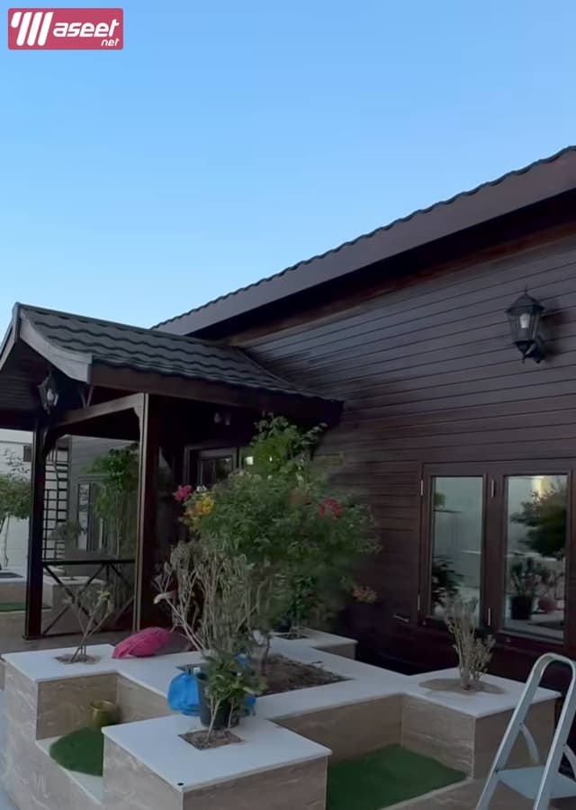 D.H. Company for the construction of huts, wooden boards and decorations**