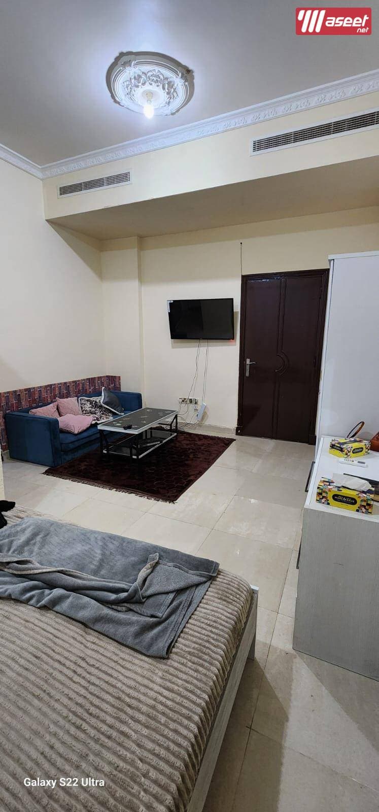 For rent a furnished studio including water, electricity and maintenance overlooking 5