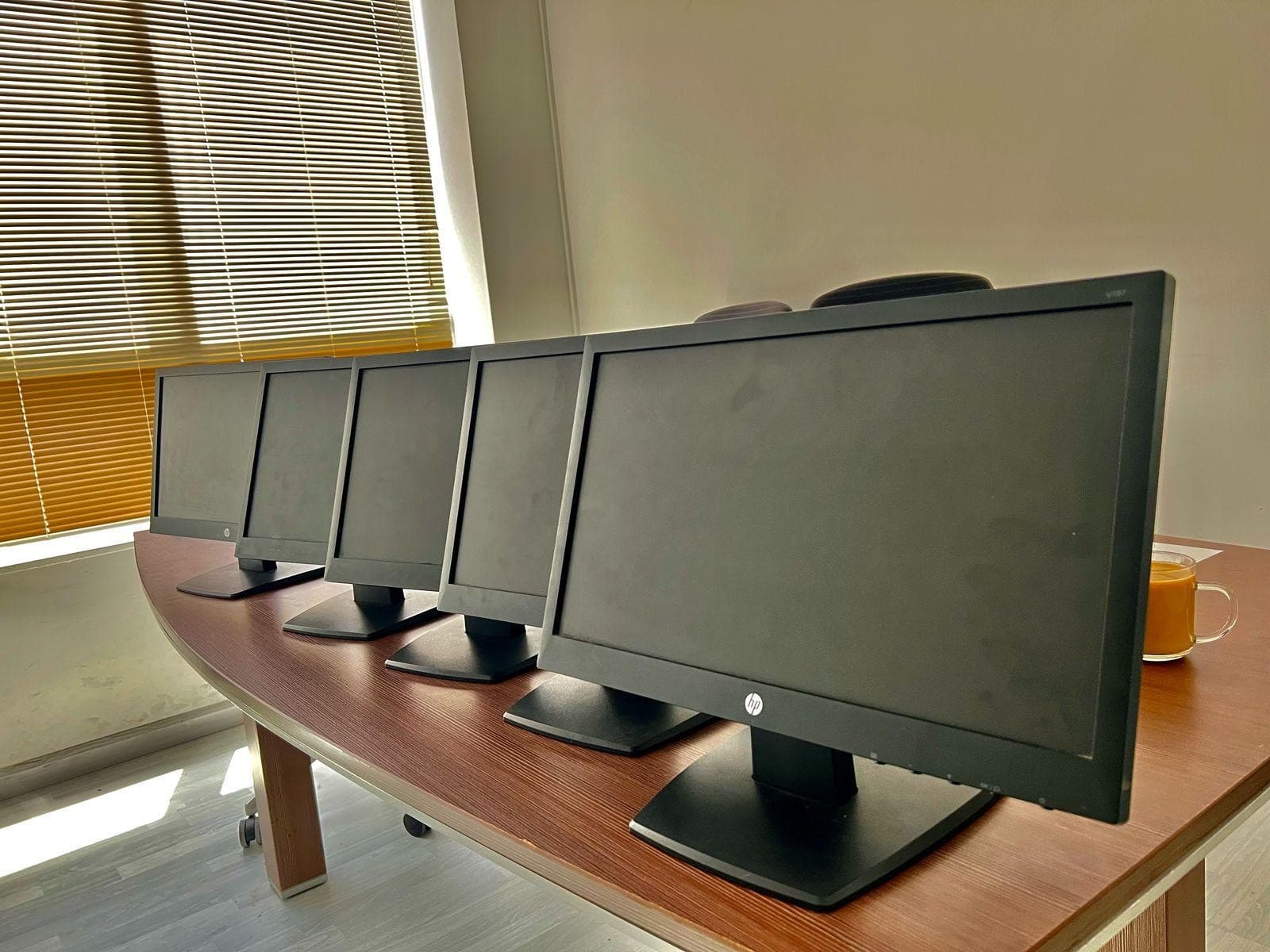 HP V197 monitor for sale 0