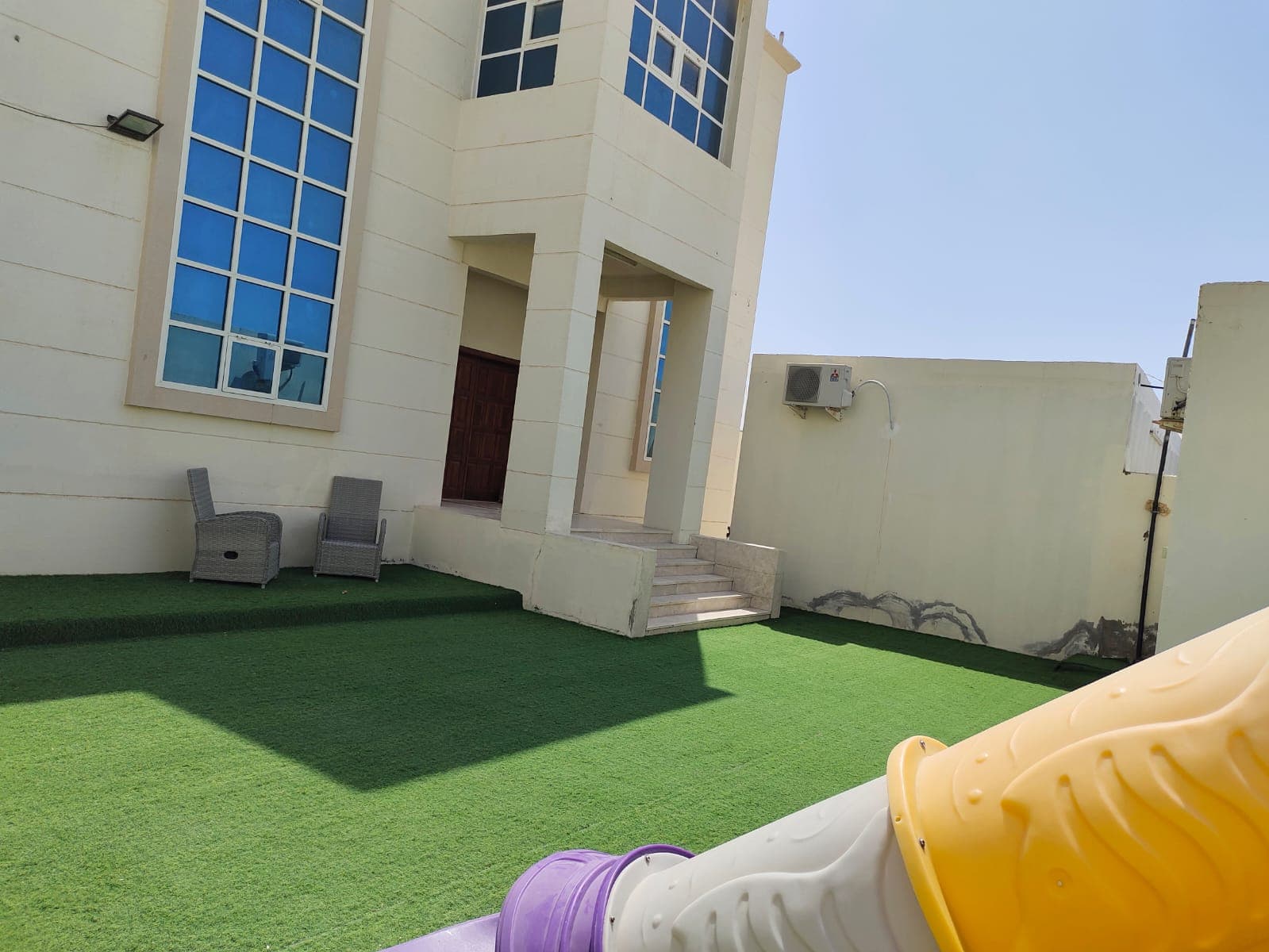 للبيع مجمع 3 فلل في منطقة الشامخة بمداخل مستقله 1
