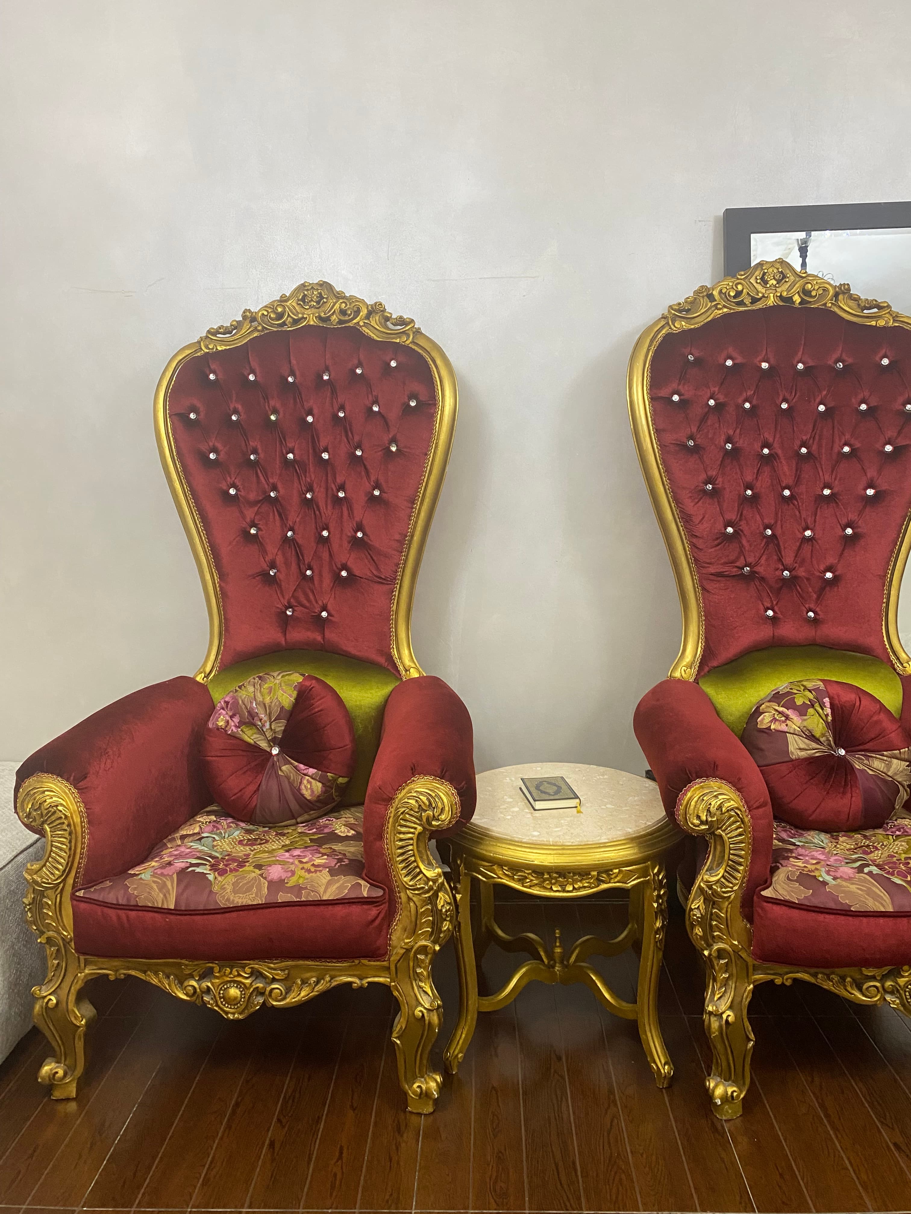 كرسين بارتفاع عال مع الطاولة 1
