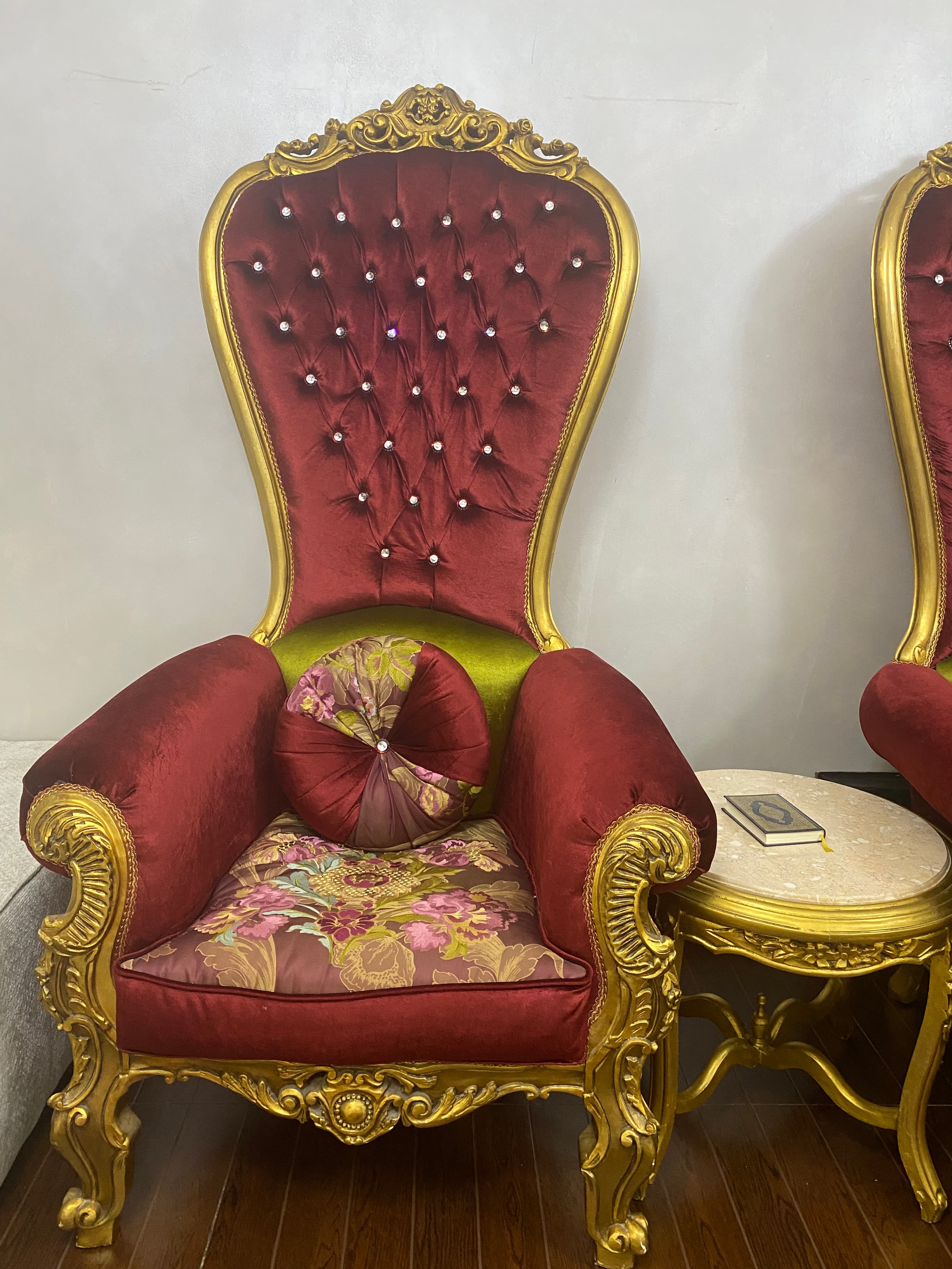 كرسين بارتفاع عال مع الطاولة 2