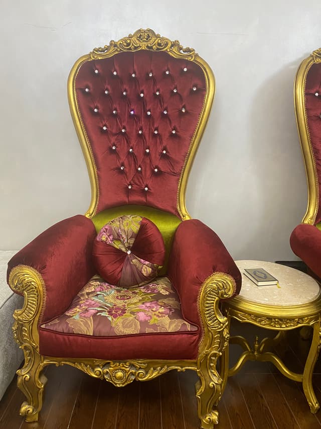 كرسين بارتفاع عال مع الطاولة
