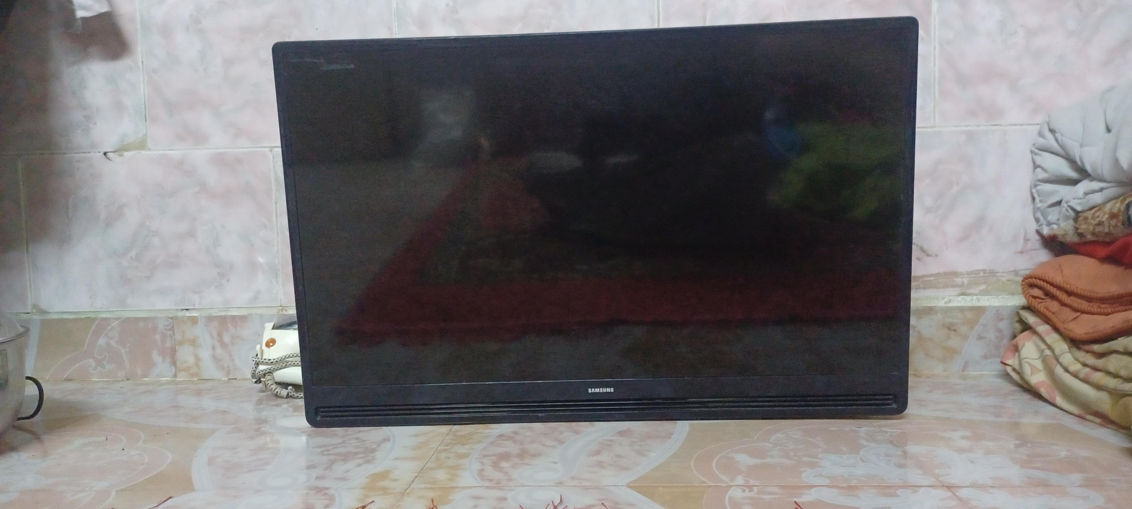 للبيع تلفزيونين من شركة سامسونج و جيباس 1