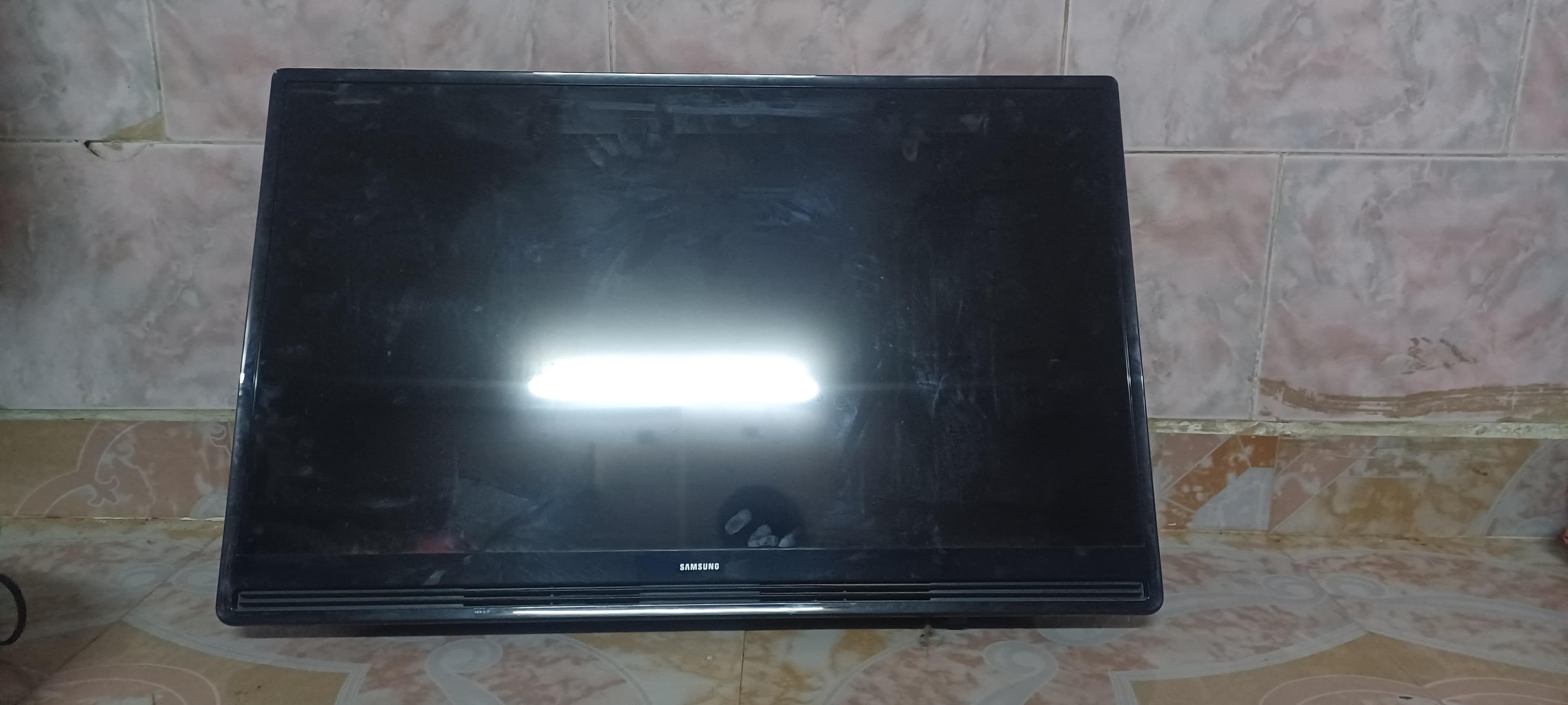 للبيع تلفزيونين من شركة سامسونج و جيباس 2